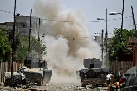 Lực lượng chống khủng bố Iraq trong chiến dịch truy quét IS tại khu vực phía Tây Mosul ngày 13/5. (Nguồn: AFP/TTXVN)