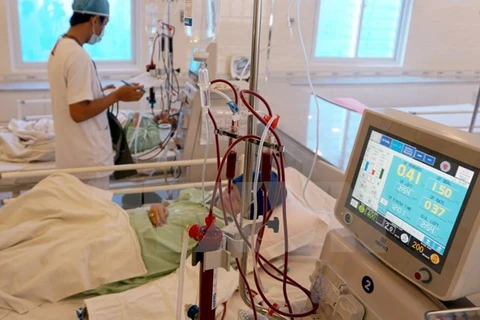 [Video] 10 bệnh nhân chạy thận được cấp cứu ở bệnh viện Bạch Mai
