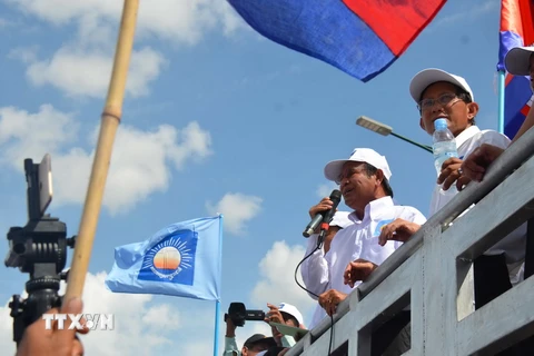 Chủ tịch CNRP Kem Sokha phát biểu trước buổi tuần hành. (Ảnh: Trần Chí Hùng/TTXVN)