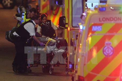 Chuyển nạn nhân sau vụ xe tải lao vào người đi bộ trên Cầu London tối 3/6. (Nguồn: AFP/ TTXVN) 