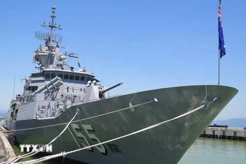 Tàu Hải quân Hoàng gia Australia HMAS Ballarat cập cảng Tiên Sa. (Ảnh: Văn Sơn/TTXVN)