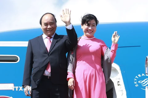 Thủ tướng Nguyễn Xuân Phúc và Phu nhân tại sân bay quốc tế Haneda ở thủ đô Tokyo (NHật Bản) . (Ảnh: Thống Nhất/TTXVN)