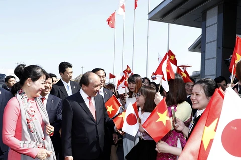 Lễ đón Thủ tướng Nguyễn Xuân Phúc và Phu nhân tại sân bay quốc tế Haneda ở thủ đô Tokyo. (Ảnh: Thống Nhất/TTXVN)