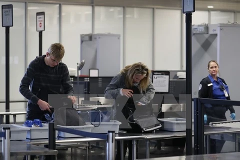 Hành khách làm thủ tục kiểm tra an ninh tại sân bay quốc tế Fort Lauderdale-Hollywood, bang Florida, Mỹ. (Nguồn: AFP/TTXVN)