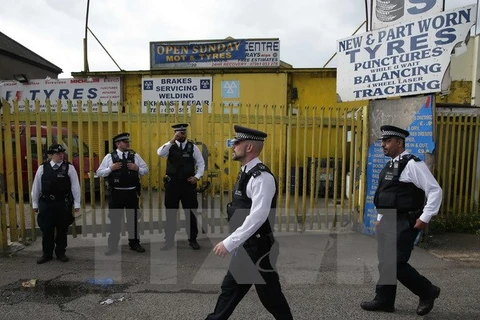 Cảnh sát điều tra tại Barking, London ngày 5/6. (Ảnh: AFP/TTXVN)