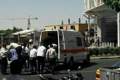 Xe cấp cứu chở người bị thương trong vụ tấn công tại trụ sở Quốc hội Iran. (Nguồn: IRIB News) 