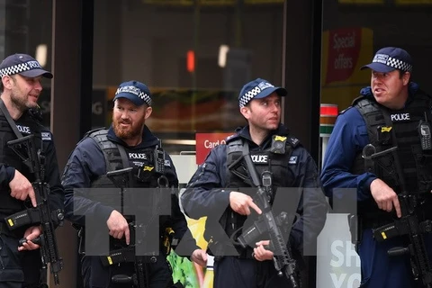 Cảnh sát làm nhiệm vụ gần hiện trường vụ tấn công ở khu Borough Market ngày 4/6. (Ảnh: EPA/TTXVN)