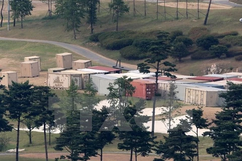 Các container được cho là chứa Hệ thống phòng thủ tên lửa tầm cao giai đoạn cuối (THAAD) của Mỹ tại Seongju, Hàn Quốc ngày 30/5. (Nguồn: EPA/TTXVN)