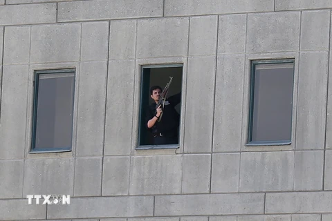 Cảnh sát Iran triển khai bên trong tòa nhà Quốc hội ở Tehran sau vụ tấn công. (Nguồn: EPA/TTXVN)