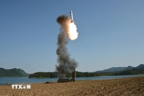 Tên lửa đạn đạo tầm trung đất đối đất Pukguksong-2 của Triều Tiên được phóng thử tại một địa điểm ở Triều Tiên ngày 21/5. (Nguồn: EPA/TTXVN)