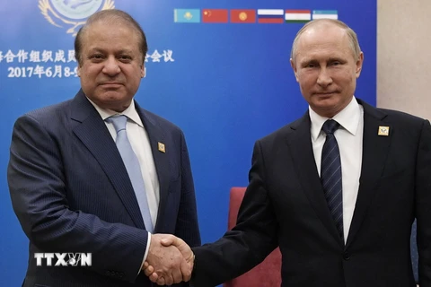 Tổng thống Nga Putin (phải) và Thủ tướng Pakistan Nawaz Sharif trong cuộc gặp tại Astana. (Nguồn: EPA/TTXVN) 