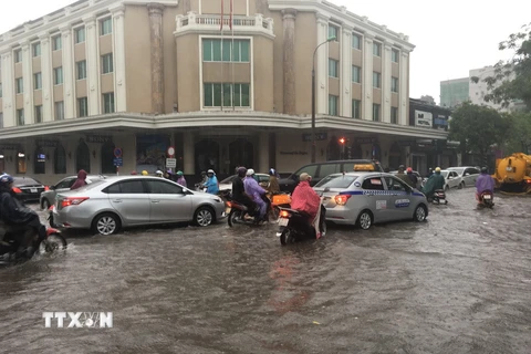 Tuyến phố Hàng Bài-Hai Bà Trưng bị ngập do mưa lớn. (Ảnh: Doãn tấn/TTXVN)