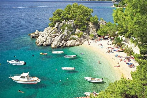 Makarska, Croatia: Xung quanh bãi biển là những vách đá cao vút của núi Biokovo. (Nguồn: The Telegraph)