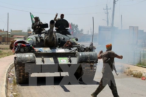 Các binh sỹ Iraq tuần tra tại thị trấn Hatra, gần Mosul ngày 28/4. (Nguồn: AFP/TTXVN)