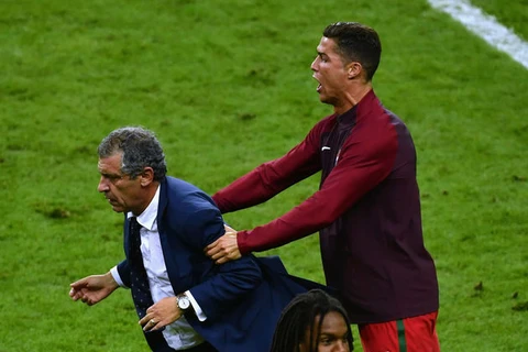 Huấn luyện viên Fernando Santos tiếc nuối khi bị từ chối 1 bàn thắng. (Nguồn: 90min.com)