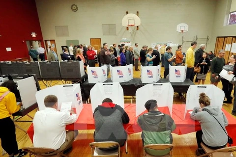 Cử tri Mỹ bỏ phiếu tại một địa điểm bầu cử ở Kent, bang Ohio. (Nguồn: EPA/TTXVN)