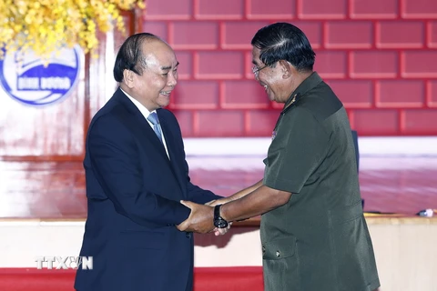 Thủ tướng hai nước tại buổi gặp mặt cán bô, sinh viên, cựu chiến binh Việt Nam tham gia công tác, chiến đấu tại Campuchia. (Ảnh: Thống Nhất /TTXVN) 