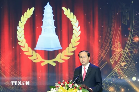 Chủ tịch nước Trần Đại Quang tới dự, phát biểu ý kiến và trao giải cho các tác giả đạt giải A, Giải báo chí Quốc gia lần thứ XI năm 2016. (Ảnh: Nhan Sáng/TTXVN) 