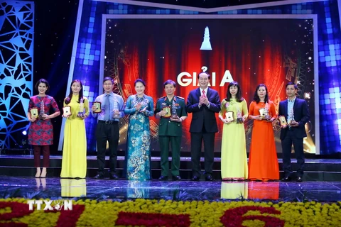 Chủ tịch nước Trần Đại Quang và Chủ tịch Quốc hội Nguyễn Thị Kim Ngân với các tác giả đoạt giải A. Ảnh: Minh Quyết - TTXVN