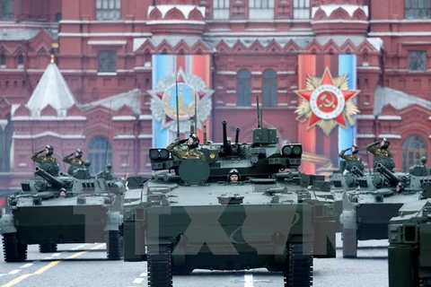 Xe quân sự của Nga tại lễ diễu binh kỷ niệm 72 năm Ngày Chiến thắng vĩ đại ở Moskva ngày 9/5. (Nguồn: EPA/TTXVN)