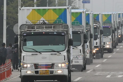 Đoàn xe chở hàng viện trợ nhân đạo tại trạm kiểm soát biên giới liên Triều ở thành phố Paju, tỉnh Gyeonggi. (Ảnh: Yonhap/TTXVN)