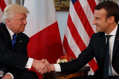 Tổng thống Pháp Emmanuel Macron (phải) và người đồng cấp Mỹ Donald Trump. (Nguồn: AP)