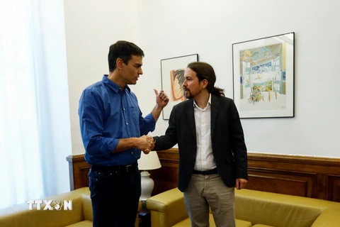 Thủ lĩnh đảng Xã hội (PSOE), ông Pedro Sanchez (trái) và lãnh đạo đảng Podemos, ông Pablo Iglesias. (Nguồn: AFP/TTXVN) 