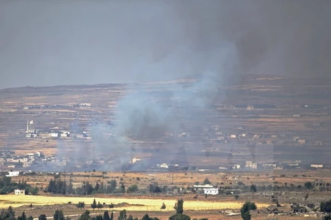 Khói bốc lên sau cuộc giao tranh ở gần thành phố Quneitra trên Cao nguyên Golan ngày 24/6. (Ảnh: EPA/TTXVN)