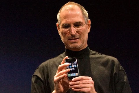 Steve Jobs giới thiệu mẫu iPhone đầu tiên vào năm 2007. (Nguồn: EPA)