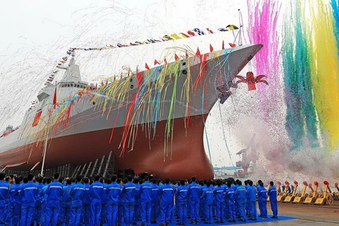 Tàu khu trục mang tên lửa dẫn đường đời mới thuộc lớp Type 055 của Trung Quốc. (Nguồn: thedrive.com)