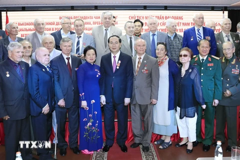 Chủ tịch nước Trần Đại Quang và Phu nhân gặp gỡ thân mật Đại diện Hội Hữu nghị Nga-Việt, Đại diện Hội Cựu chiến binh Liên bang Nga, các cựu chiến binh Nga đã từng công tác tại Việt Nam. (Ảnh: Nhan Sáng/TTXVN) 