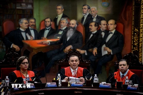 Chánh án Tòa án Tối cao Venezuela Maikel Moreno (giữa) đã triệu tập một cuộc họp khẩn cấp. (Nguồn: AFP/TTXVN) 