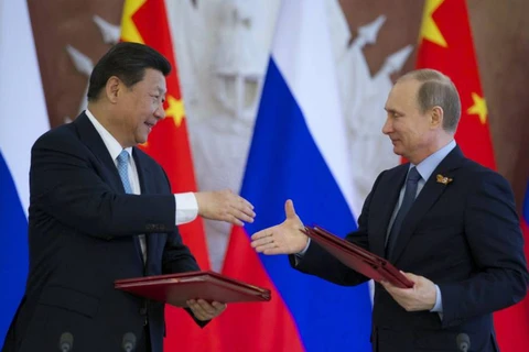 Tổng thống Nga Vladimir Putin (phải) và Chủ tịch Trung Quốc Tập Cận Bình. (Nguồn: AP)
