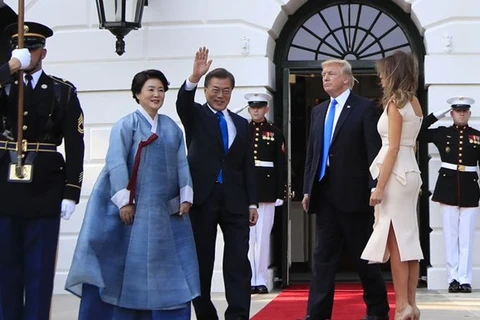 Tổng thống Hàn Quốc Moon Jae-in gặp người đồng cấp Mỹ Donald Trump. (Nguồn: AP)