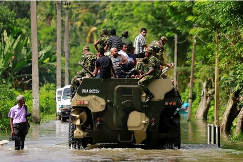 Quân đội Sri Lanka giúp đỡ người dân ở vùng lũ. (Nguồn: AP)