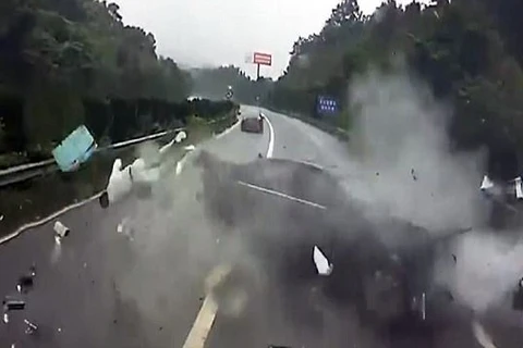 [Video] Rùng mình khoảnh khắc tài xế bắn ra khỏi xe sau tai nạn