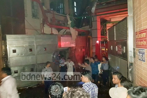 Lực lượng cứu hỏa tại hiện trường vụ nổ. (Nguồn: bdnews24.com)