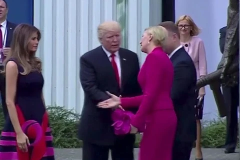 Tổng thống Mỹ Donald Trump ngượng ngùng vì bị “từ chối” bắt tay