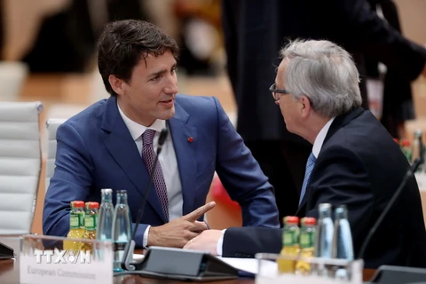 Chủ tịch Ủy ban châu Âu Jean-Claude Juncker (phải) và Thủ tướng Canada Justin Trudeau. (Nguồn: EPA/TTXVN) 