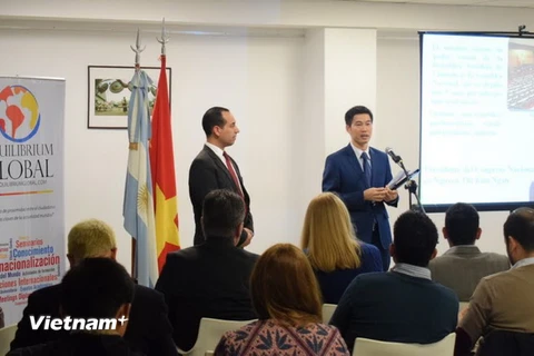 Đại diện Đại sứ quán Việt Nam tại Buenos Aires giới thiệu về đất nước và con người Việt Nam. (Ảnh: Diệu Hương/Vietnam+)