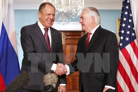 Ngoại trưởng Mỹ Rex Tillerson (phải) và Ngoại trưởng Nga Sergey Lavrov (trái) trong cuộc gặp tại Washington, DC, ngày 10/5. (Nguồn: AFP/TTXVN)