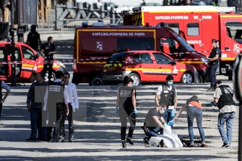 Cảnh sát phong tỏa đại lộ Champs-Elysees ở Paris sau vụ xe ôtô lao vào xe cảnh sát ngày 19/6. (Nguồn: AFP/TTXVN)