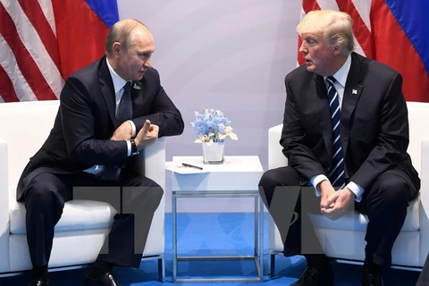 Tổng thống Mỹ Donald Trump (phải) và Tổng thống Nga Vladimir Putin trong cuộc gặp bên lề Hội nghị thượng đỉnh G20 ở Hamburg, Đức ngày 7/7 vừa qua. (Ảnh: AFP/TTXVN)