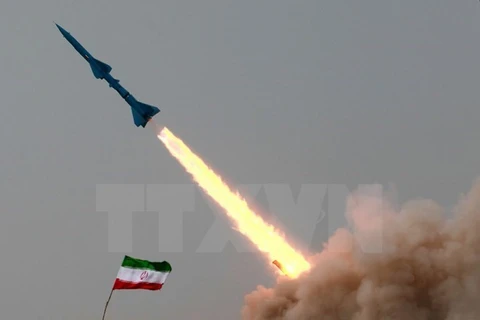 Iran phóng thử tên lửa trong một cuộc tập trận. (Nguồn: AFP/TTXVN)