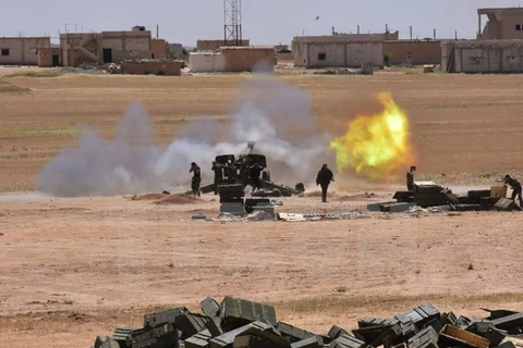Quân Chính phủ Syria nã pháo vào thành trì của IS trong chiến dịch giải phóng thị trấn Maskana ở Aleppo ngày 16/5. (Nguồn: AFP/TTXVN)