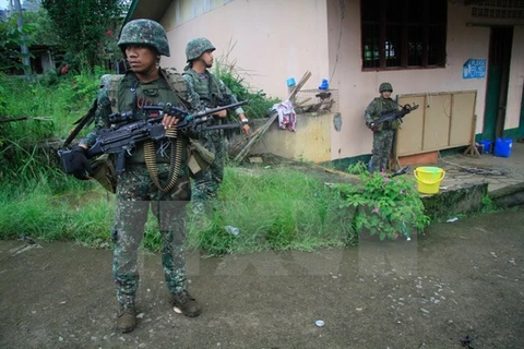 Binh sỹ Philippines tuần tra tại Marawi thuộc đảo Mindanao ngày 12/7. (Nguồn: AFP/TTXVN)