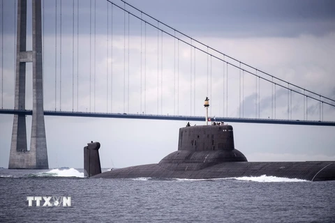Tàu ngầm Dmitrij Donskoj của quân đội Nga đi qua hải phận Đan Mạch, trên đường tới tham gia cuộc tập trận. (Nguồn: AFP/TTXVN)