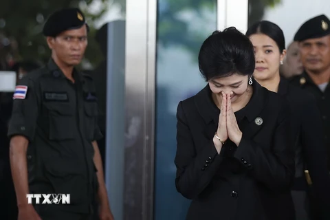 Bà Yingluck Shinawatra rời Tòa án Tối cao ở Bangkok ngày 21/7. (Nguồn: AFP/TTXVN)