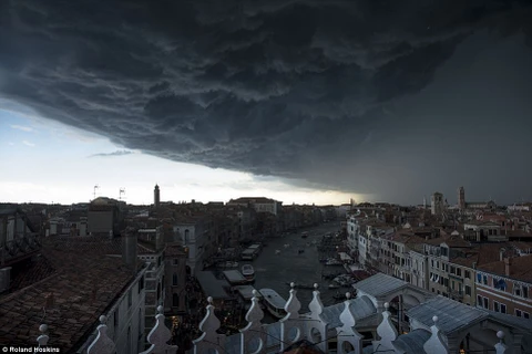 Một cơn giông lớn kéo theo mây đen khiến thành phố bị bóng đen che phủ. (Nguồn: Roland Hoskins)