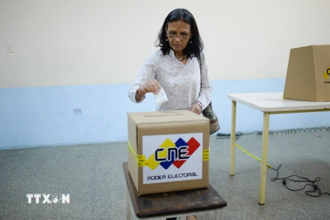 Nhân viên của Ủy ban bầu cử quốc gia Venezuela bỏ phiếu trong buổi diễn tập bầu cử Quốc hội lập hiến tại Caracas ngày 16/7. (Nguồn: AFP/TTXVN)